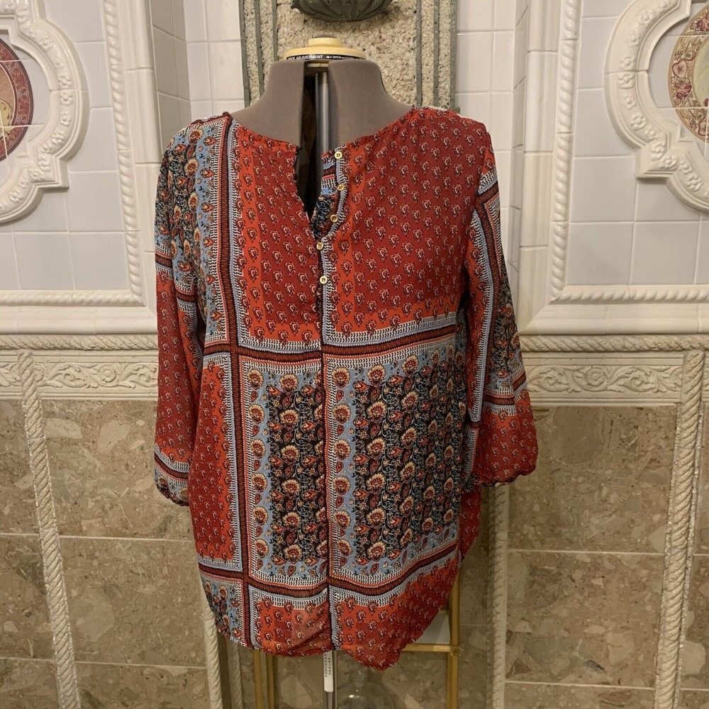 Moda. Size Large. Semi Sheer Layered Top with Tank. Loop Placket. Lace. B26